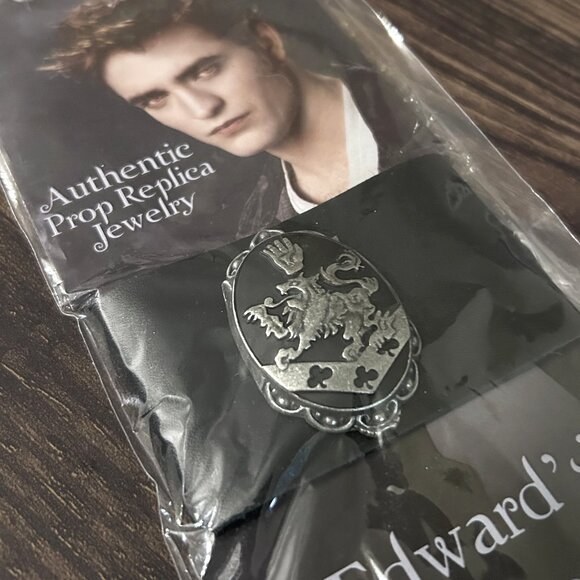 NWT NECA Twilight Eclipse Edward Wristcuff - Picture 4 of 6